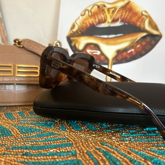 Authentic Balenciaga Sunglasses New with Case - Picture 3 of 9